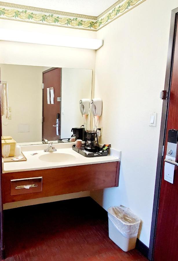 Executive Inn Alva Bagian luar foto