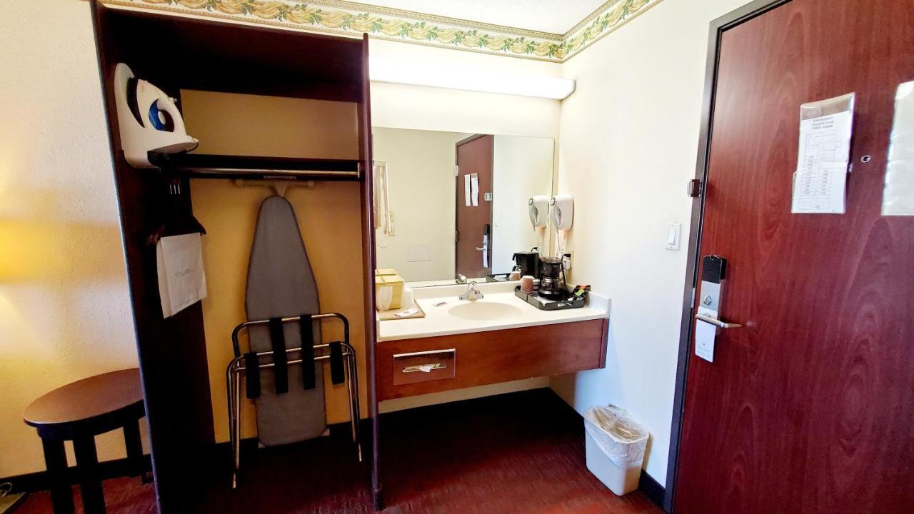 Executive Inn Alva Bagian luar foto