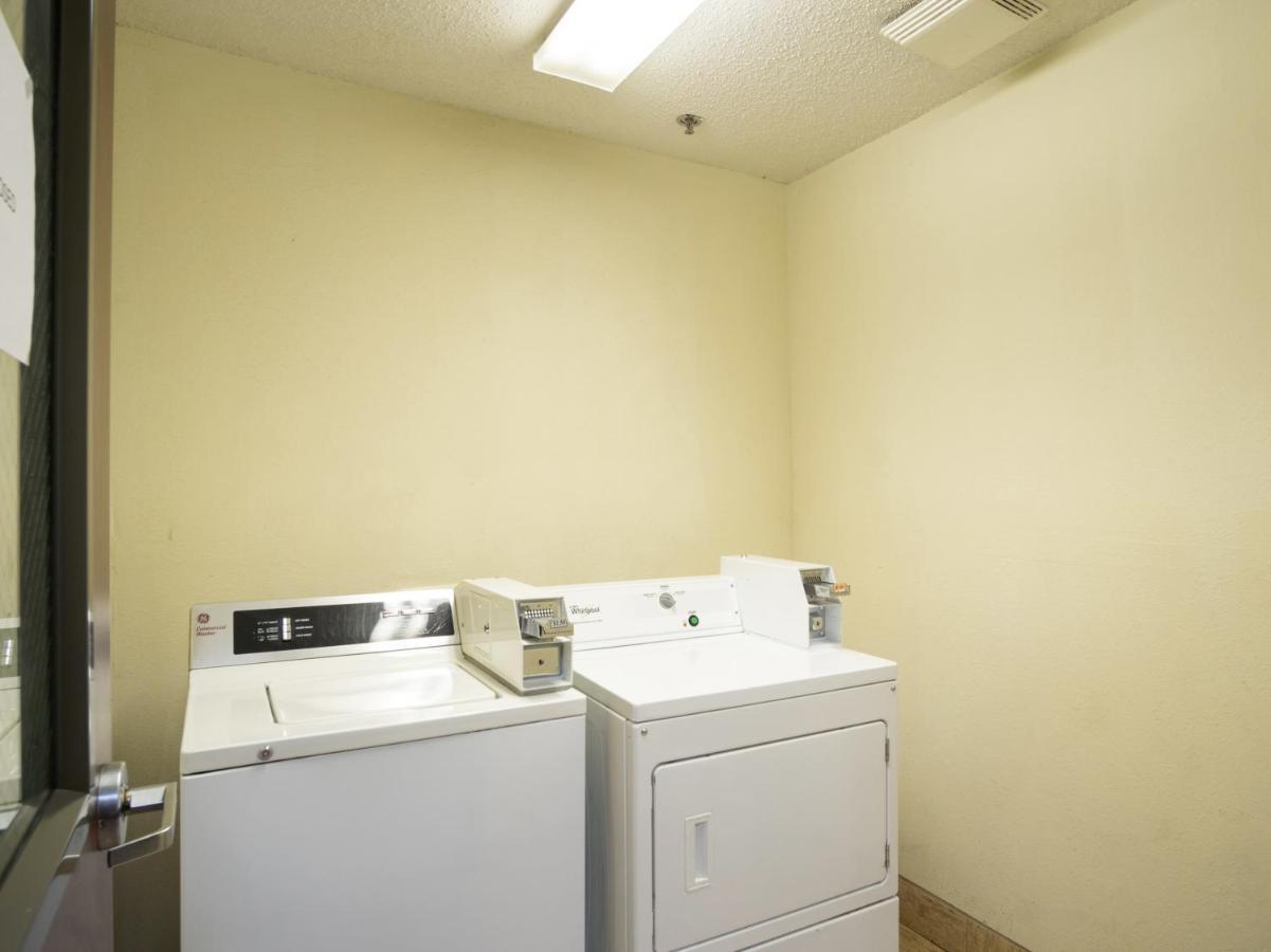Executive Inn Alva Bagian luar foto